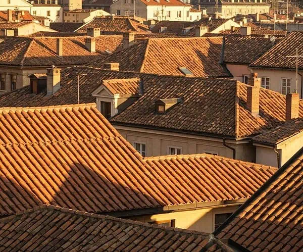 Dachy z dachówki ceramicznej: Trwałość i piękno na lata