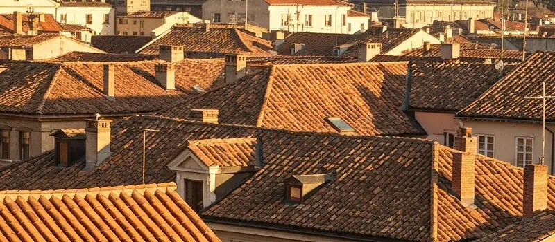 Dachy z dachówki ceramicznej: Trwałość i piękno na lata