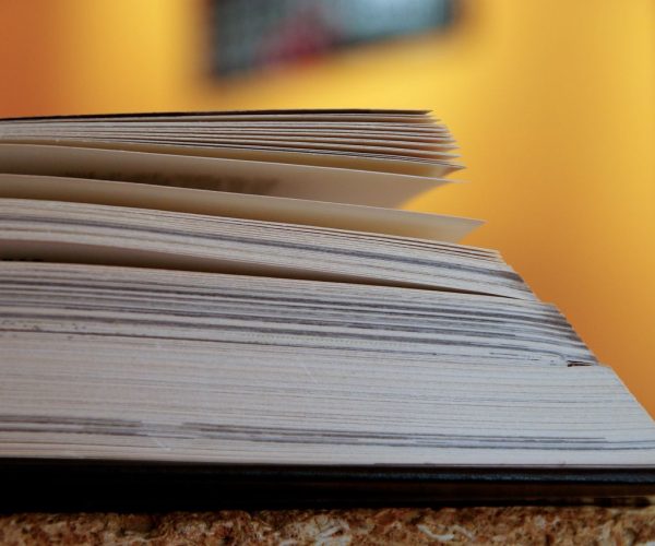 Książki na 70 urodziny – jak stworzyć prezent o charakterze pamiątkowym dla seniora
