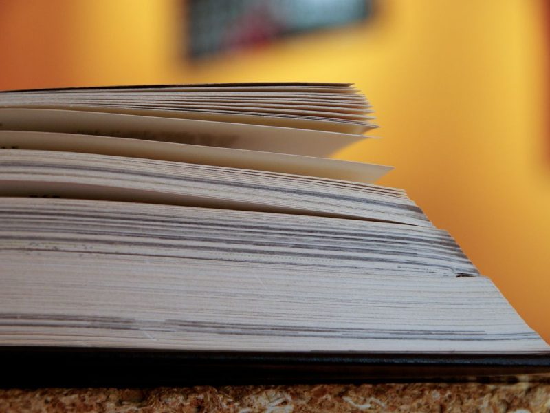 Książki na 70 urodziny – jak stworzyć prezent o charakterze pamiątkowym dla seniora
